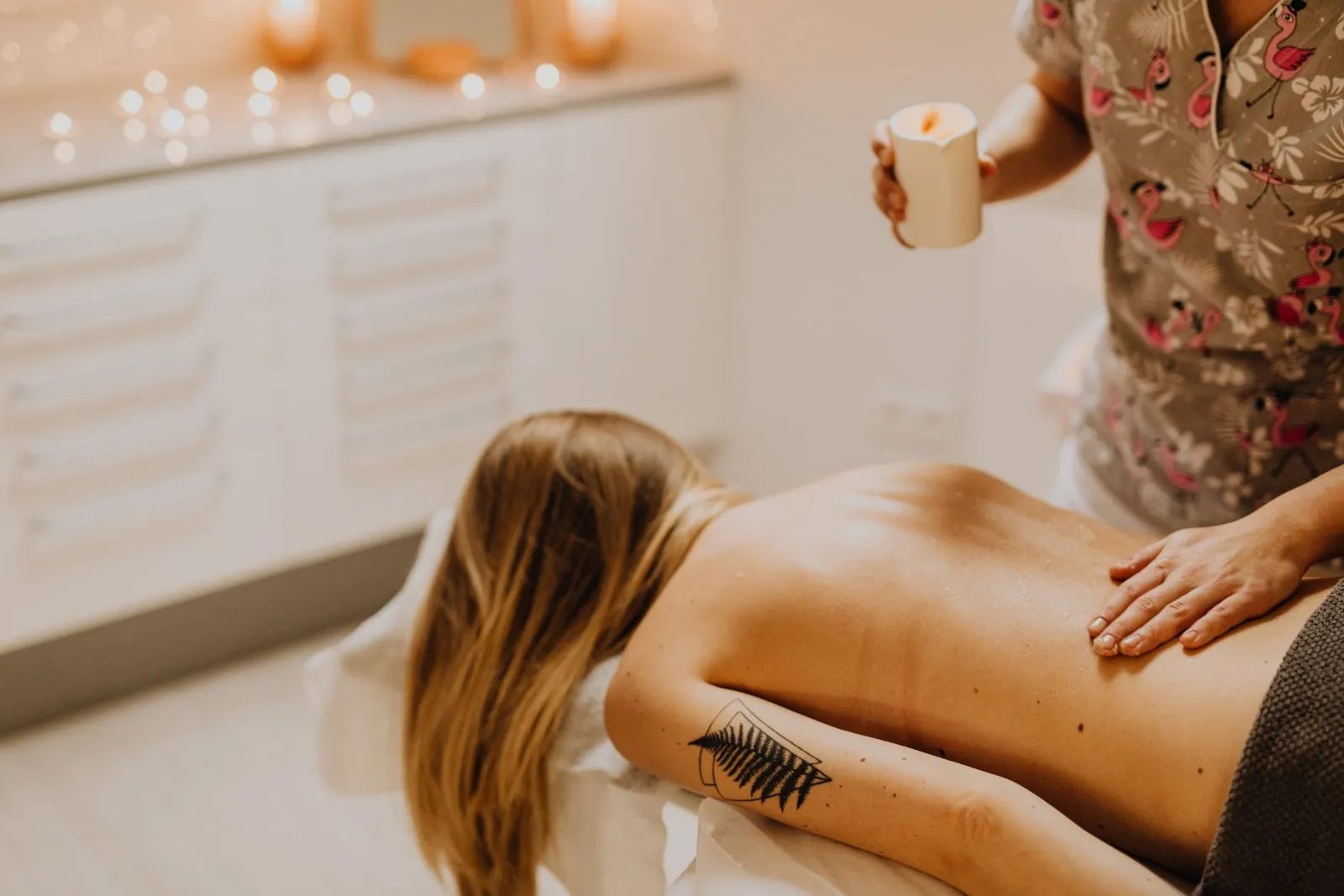 Salle de massage tamisée à Paris avec table, huiles et bougies pour une séance tantrique